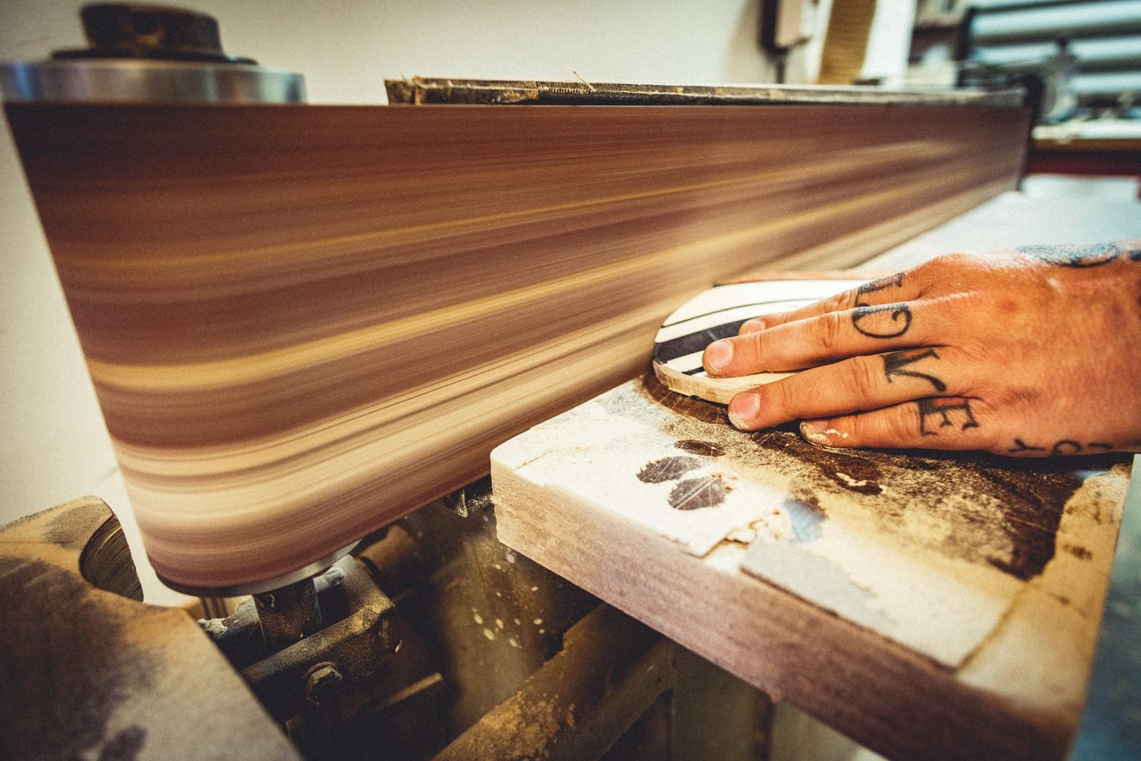 Shaping a cruiser on the belt sander
